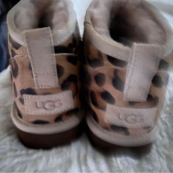 (SOLD) ❤️ UGG Leopard Short booties NWOT ❤️ - Picture 3 of 3